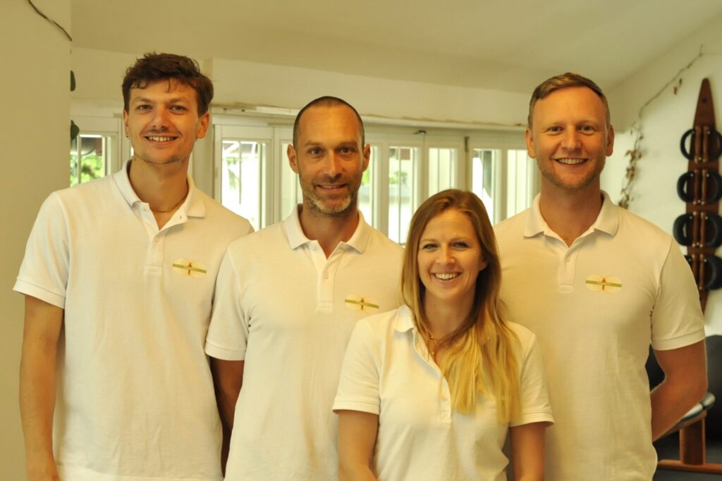Dieses Foto veranschaulicht das Physiotherapeuten-Team der Physiotherapie Basel Praxis111 mit Tom Sionet, Felix Alfons D&ouml;ring, Tim Ahrens und Lisa van der Straeten.