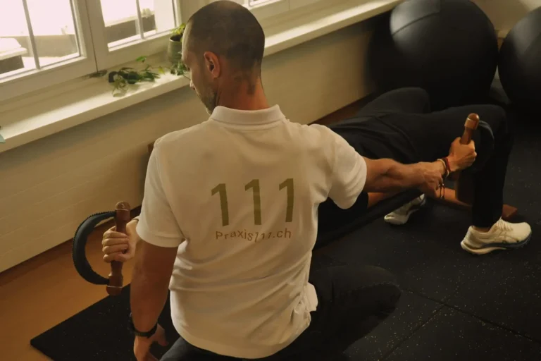Dieses Foto veranschaulicht Felix D&ouml;ring von Praxis111 &ndash; Physiotherapie in Basel beim kontrollierten Durchf&uuml;hren einer Kraft&uuml;bung mit einer Patientin auf der Flachbank.
